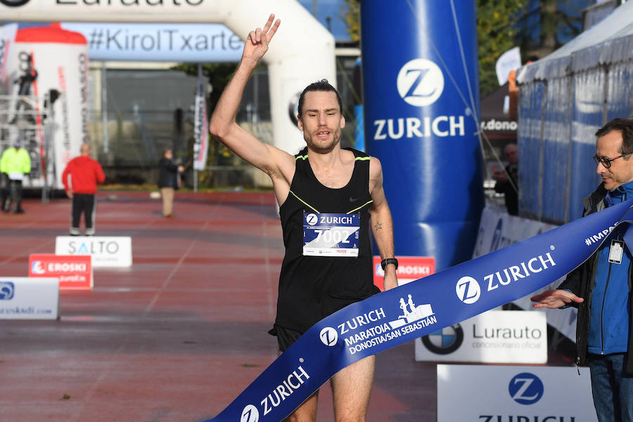 El keniano David Kiprono y la etíope Chaltu Negesse no han tenido oposición. La 'ventana' meteorológica respetando lluvia y viento ha propiciado que los atletas corrieran secos hasta pasado el medio maratón. Con diez grados, apenas viento y eso sí asfalto mojado, los atletas han realizado una carrera estupenda. 