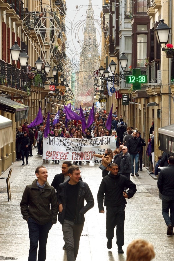 Miles de ciudadanos y ciudadanas han salido este domingo a las calles para denunciar la violencia machista y mostrar su solidaridad con las víctimas de la violencia de género. 