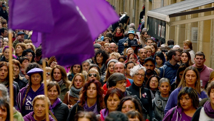 Miles de ciudadanos y ciudadanas han salido este domingo a las calles para denunciar la violencia machista y mostrar su solidaridad con las víctimas de la violencia de género. 