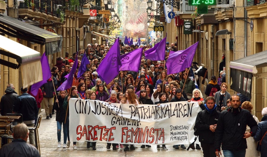Miles de ciudadanos y ciudadanas han salido este domingo a las calles para denunciar la violencia machista y mostrar su solidaridad con las víctimas de la violencia de género. 