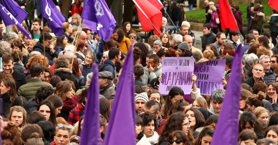 Miles de ciudadanos y ciudadanas han salido este domingo a las calles para denunciar la violencia machista y mostrar su solidaridad con las víctimas de la violencia de género. 