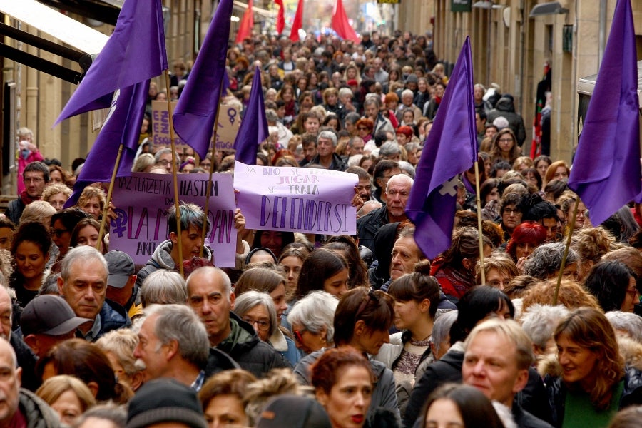 Miles de ciudadanos y ciudadanas han salido este domingo a las calles para denunciar la violencia machista y mostrar su solidaridad con las víctimas de la violencia de género. 