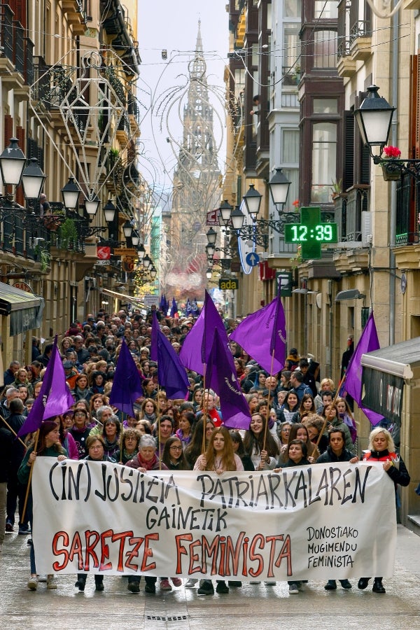 Miles de ciudadanos y ciudadanas han salido este domingo a las calles para denunciar la violencia machista y mostrar su solidaridad con las víctimas de la violencia de género. 