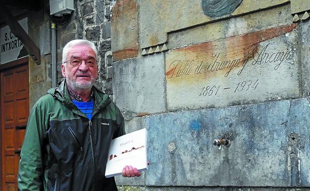 Autor. Manolo Cainzos en la fuente dedicada a Pablo de Uranga, uno de los ilustres visitantes.