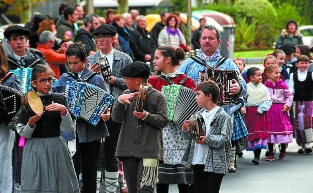 Un centenar de alumnos de la Escuela de Música y los centros escolares ofrecieron un largo repertorio de música y danzas acompañados de txistularis.. 