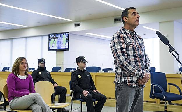 Imagen de al Audiencia Nacional en 2015 con Juan Jesús Narváez Goñi, e Itziar Alberdi Uranga, durante el juicio,acusados del asesinato del catedrático Manuel Broseta Pont , ocurrido en Valencia en 1992. 