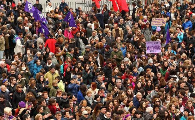Centenares de personas se manifestaron ayer en la Parte Vieja de Donostia en el Día Contra la Violencia de Género
