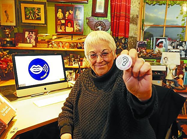 Toti Martínez de Lezea muestra la chapa de Belarriprest en el despacho de su casa de Larrabetzu.