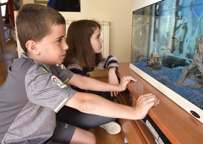 Imagen secundaria 1 - Diferentes escenas de la vida en familia de Leire, Alaia y Urki en su vivienda de Irura. 