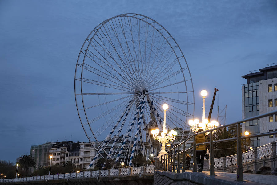 Ya está lista la gran noria de 50 metros de altura que se convertirá en una de las principales protagonistas de la navidad donostiarra. Funcionará en Alderdi Eder a partir de este sábado y durante todas las Navidades