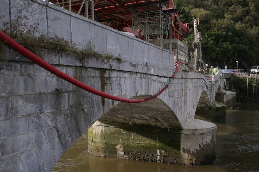 Fotos: Avanzas las obras en el puente que une Deba y Mutriku
