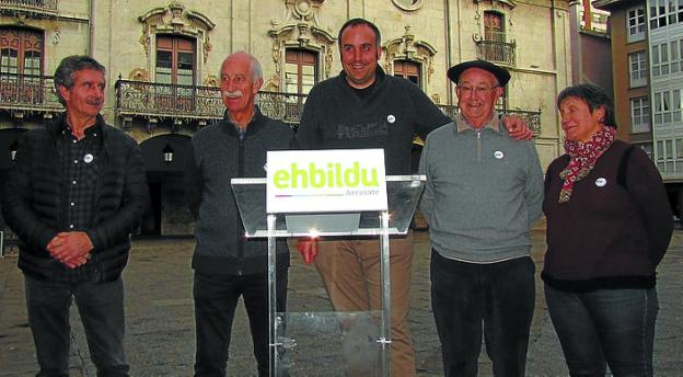 Alcaldes. Los exalcaldes Azkarragaurizar, Zubizarreta, Altuna y Galparsoro junto al portavoz municipal Eneko Barberena. 