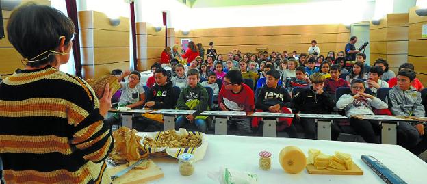 Escolares de sexto de Primaria de Urkizu escuchan explicaciones sobre el pan del caserío Sosola, con Aizpea Eizagirre. 