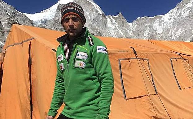 Alex Txikon, en el campamento base, durante el intento de ascensión al Everest en invierno y sin oxígeno