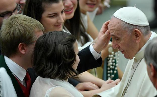 El Papa dirige a un grupo de fieles.