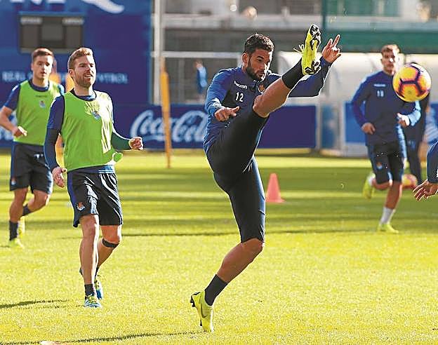 Willian José intenta un remate acrobático durante un entrenamiento en Zubieta.