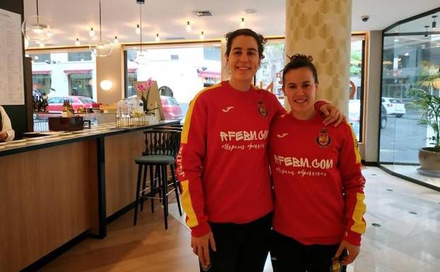 Las jugadoras del Súper Amara Bera Bera Merche Castellanos y Silvia Arderius, en el hotel de concentración de la selección española. 