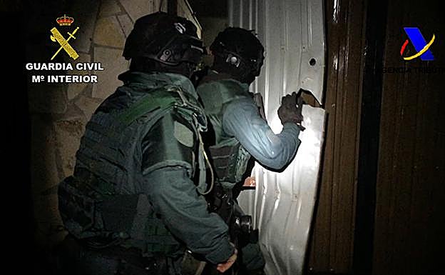 Agentes de la Guardia Civil durante la operación 'Buga-Justel'.