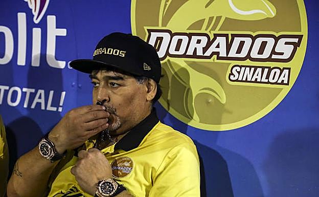 Diego Armando Maradona, entrenador de Dorados de Sinaola. 
