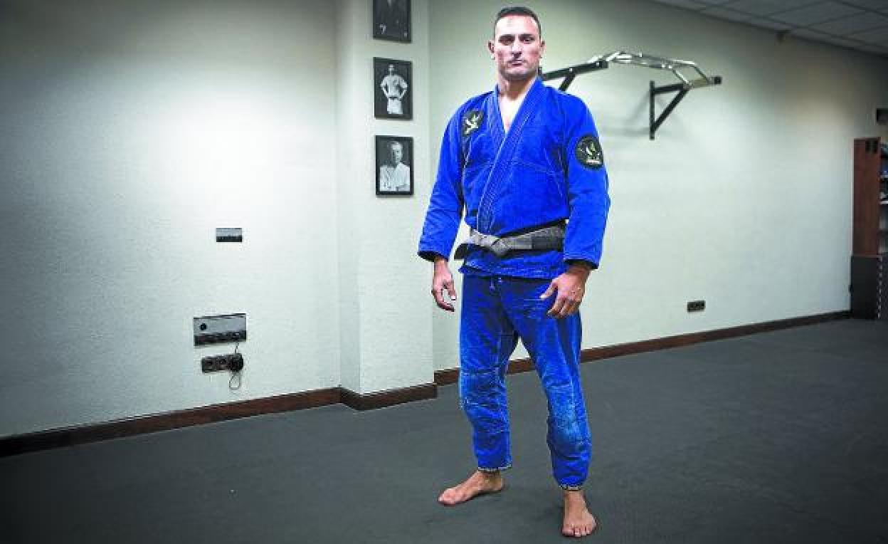 Nicolás ha dejado la red y el balón de voley por el kimono y el tatami para dedicarse por completo al jiu-jitsu. /