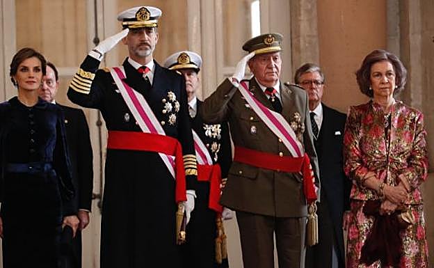 Don Felipe y doña Letizia, junto a los reyes eméritos, en la Pascual Militar de esta año, primera a la que acudió don Juan Carlos desde su abdicación.