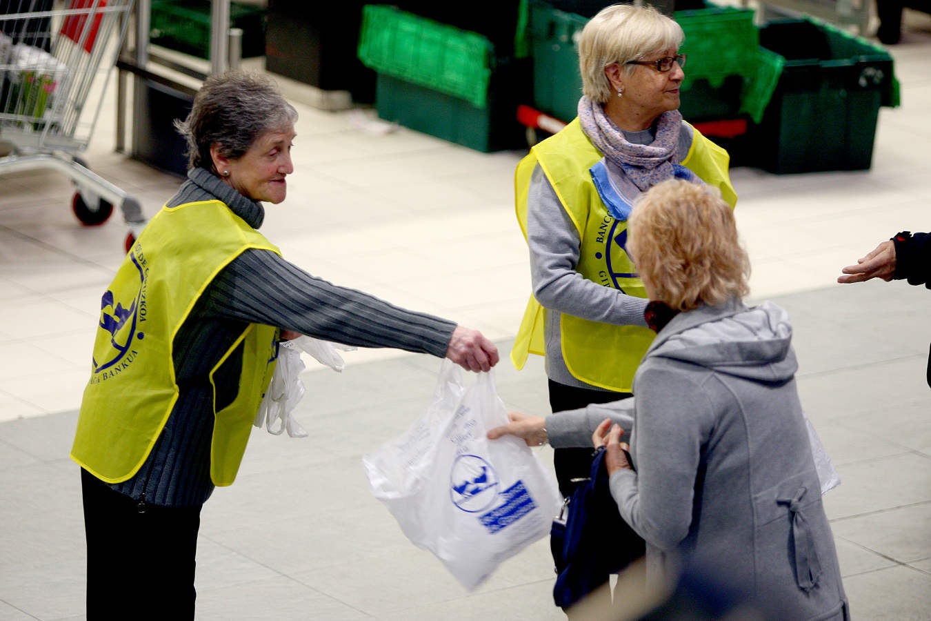 La Gran Recogida de Alimentos ha arrancado a buen ritmo en los más de 170 establecimientos guipuzcoanos que participan entre este viernes y sábado en la iniciativa del Banco de Alimentos. La Gipuzkoa solidaria ha vuelto ha demostrar su capacidad para volcarse con familias sin recursos que se ven obligadas a recurrir al Banco de Alimentos. 