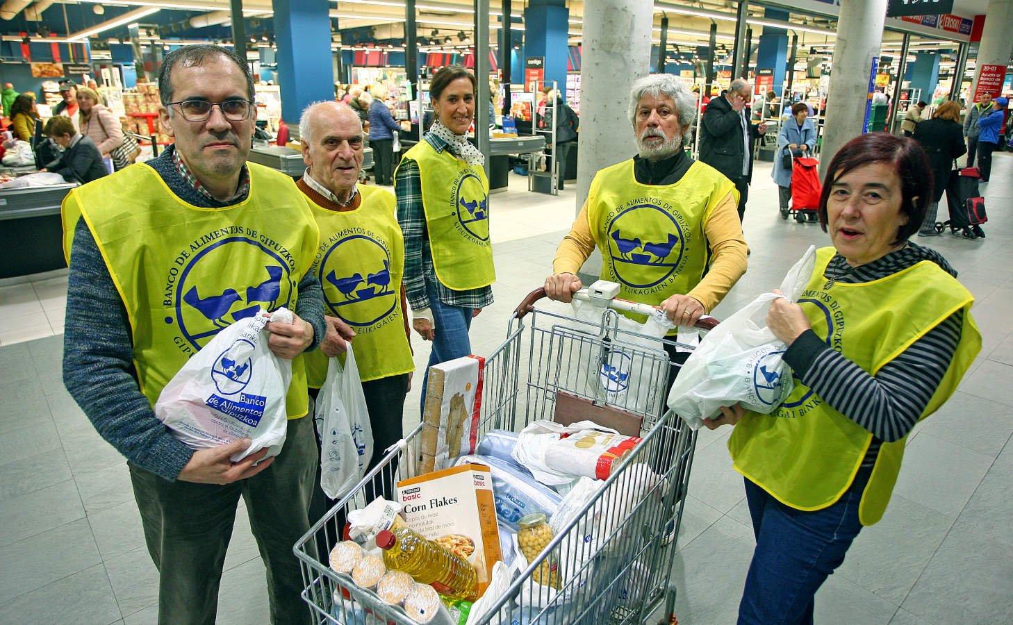 La Gran Recogida de Alimentos ha arrancado a buen ritmo en los más de 170 establecimientos guipuzcoanos que participan entre este viernes y sábado en la iniciativa del Banco de Alimentos. La Gipuzkoa solidaria ha vuelto ha demostrar su capacidad para volcarse con familias sin recursos que se ven obligadas a recurrir al Banco de Alimentos. 