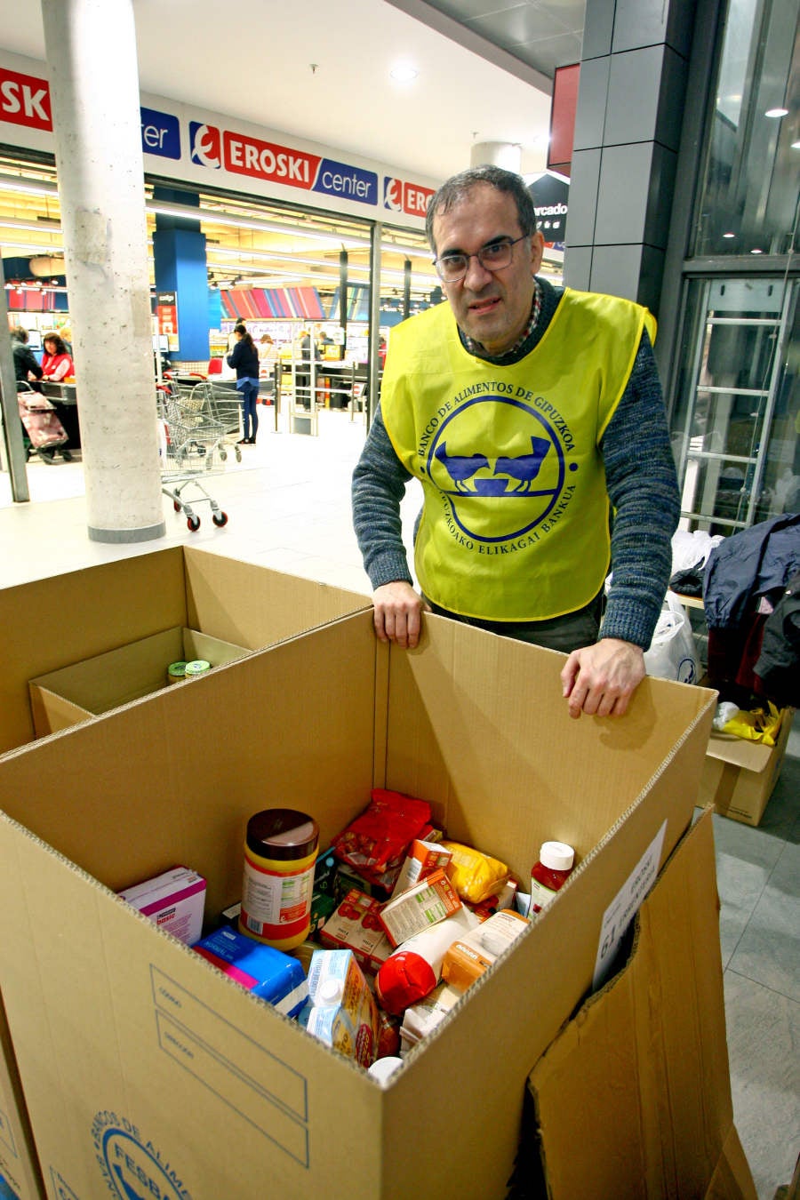 La Gran Recogida de Alimentos ha arrancado a buen ritmo en los más de 170 establecimientos guipuzcoanos que participan entre este viernes y sábado en la iniciativa del Banco de Alimentos. La Gipuzkoa solidaria ha vuelto ha demostrar su capacidad para volcarse con familias sin recursos que se ven obligadas a recurrir al Banco de Alimentos. 