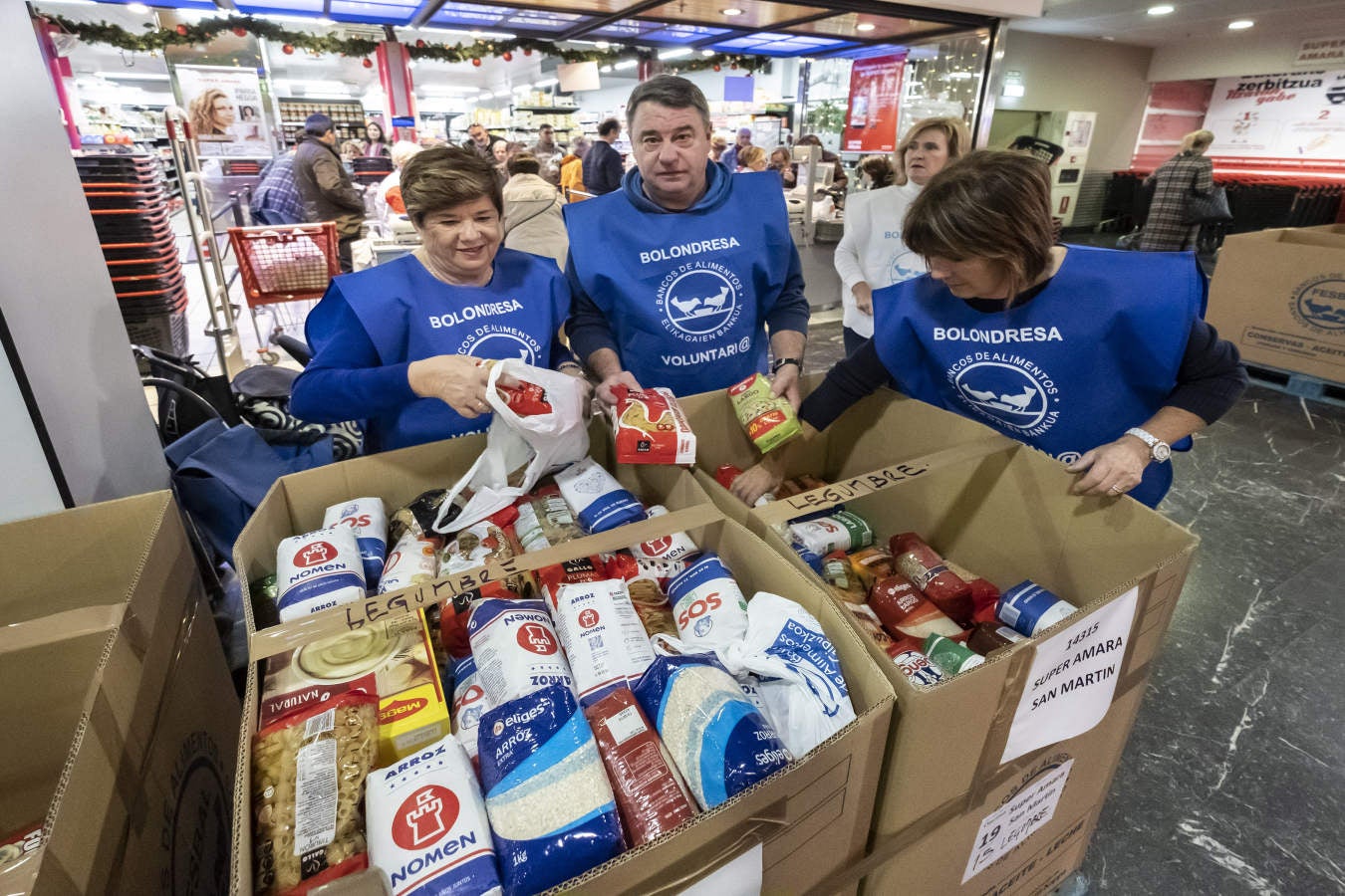 La Gran Recogida de Alimentos ha arrancado a buen ritmo en los más de 170 establecimientos guipuzcoanos que participan entre este viernes y sábado en la iniciativa del Banco de Alimentos. La Gipuzkoa solidaria ha vuelto ha demostrar su capacidad para volcarse con familias sin recursos que se ven obligadas a recurrir al Banco de Alimentos. 