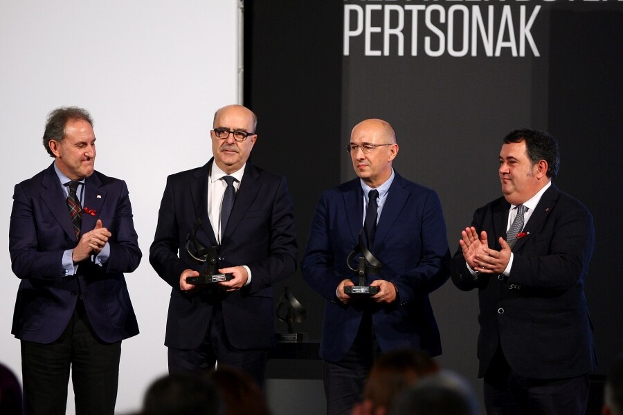 «La defensa de la democracia y de la libertad no ha sido nunca una opción sino un deber». Así lo ha asegurado el director de El Diario Vasco, José Gabriel Mujika, al recibir, en el centro Tabakalera de San Sebastián, el premio Ramón Rubial a la Defensa de la Democracia y la Libertad.