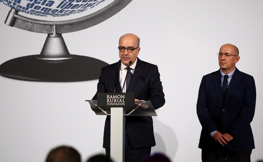 «La defensa de la democracia y de la libertad no ha sido nunca una opción sino un deber». Así lo ha asegurado el director de El Diario Vasco, José Gabriel Mujika, al recibir, en el centro Tabakalera de San Sebastián, el premio Ramón Rubial a la Defensa de la Democracia y la Libertad.