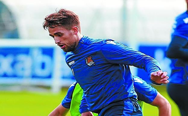 Januzaj controla un balon durante un entrenamiento. 