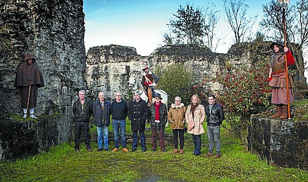 Los patronos de la Fundación realizaron ayer un acto de presentación en las ruinas del castillo de Gazteluzar. 