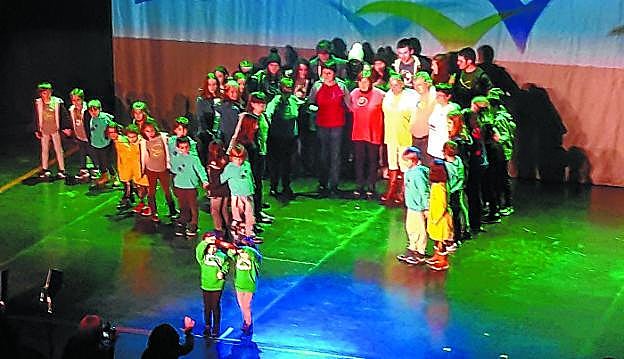 Ikastolan hasi berri diren bi haurrek hartu zuten lekukoa. Atzean, ikasle eta Ikastolaren sorreran ibilitako zenbait lagun.