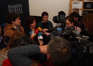 Imagen secundaria 1 - Foto de familia de los premiados. Debajo, Carmen Calvo responde a los periodistas. A la derecha, la ministra y el director de El Diario Vasco, José Gabriel Mujika. 