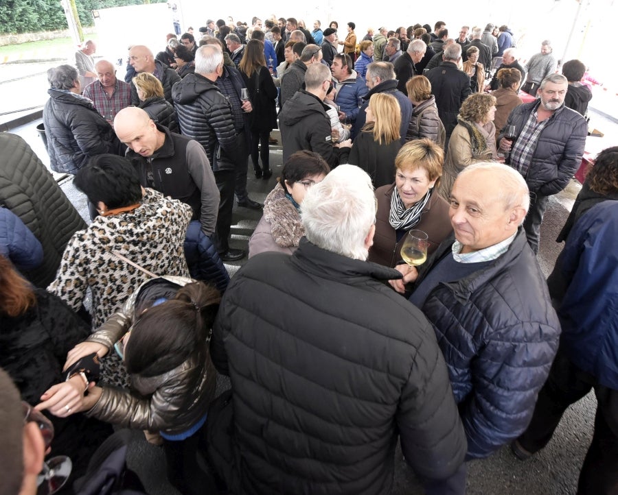 Ormaiztegi ha celebrado la Feria agrícola, con concursos incluído. Los vecinos de la localidad han podido disfrutar del concurso de morcilla, y de los componentes de la morcilla, así como de platos elaborados a base de morcilla.