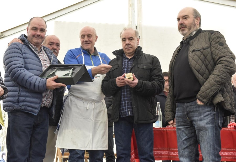 Ormaiztegi ha celebrado la Feria agrícola, con concursos incluído. Los vecinos de la localidad han podido disfrutar del concurso de morcilla, y de los componentes de la morcilla, así como de platos elaborados a base de morcilla.