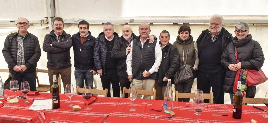 Ormaiztegi ha celebrado la Feria agrícola, con concursos incluído. Los vecinos de la localidad han podido disfrutar del concurso de morcilla, y de los componentes de la morcilla, así como de platos elaborados a base de morcilla.