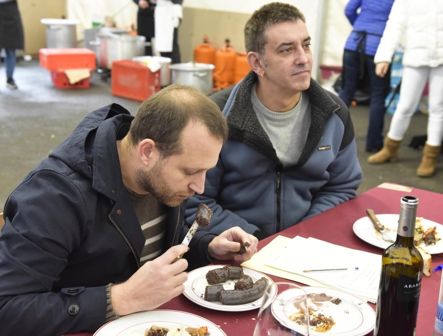 Ormaiztegi ha celebrado la Feria agrícola, con concursos incluído. Los vecinos de la localidad han podido disfrutar del concurso de morcilla, y de los componentes de la morcilla, así como de platos elaborados a base de morcilla.