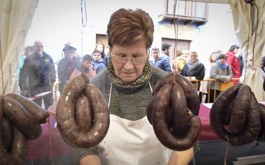 Ormaiztegi ha celebrado la Feria agrícola, con concursos incluído. Los vecinos de la localidad han podido disfrutar del concurso de morcilla, y de los componentes de la morcilla, así como de platos elaborados a base de morcilla.