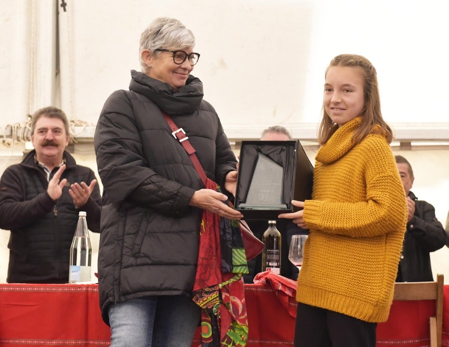 Ormaiztegi ha celebrado la Feria agrícola, con concursos incluído. Los vecinos de la localidad han podido disfrutar del concurso de morcilla, y de los componentes de la morcilla, así como de platos elaborados a base de morcilla.