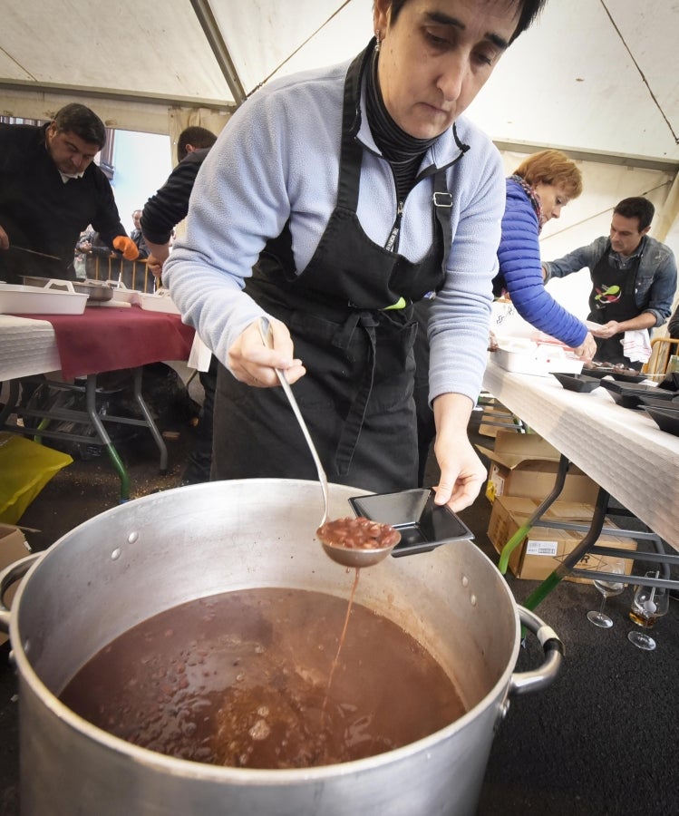 Ormaiztegi ha celebrado la Feria agrícola, con concursos incluído. Los vecinos de la localidad han podido disfrutar del concurso de morcilla, y de los componentes de la morcilla, así como de platos elaborados a base de morcilla.