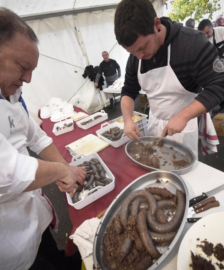 Ormaiztegi ha celebrado la Feria agrícola, con concursos incluído. Los vecinos de la localidad han podido disfrutar del concurso de morcilla, y de los componentes de la morcilla, así como de platos elaborados a base de morcilla.