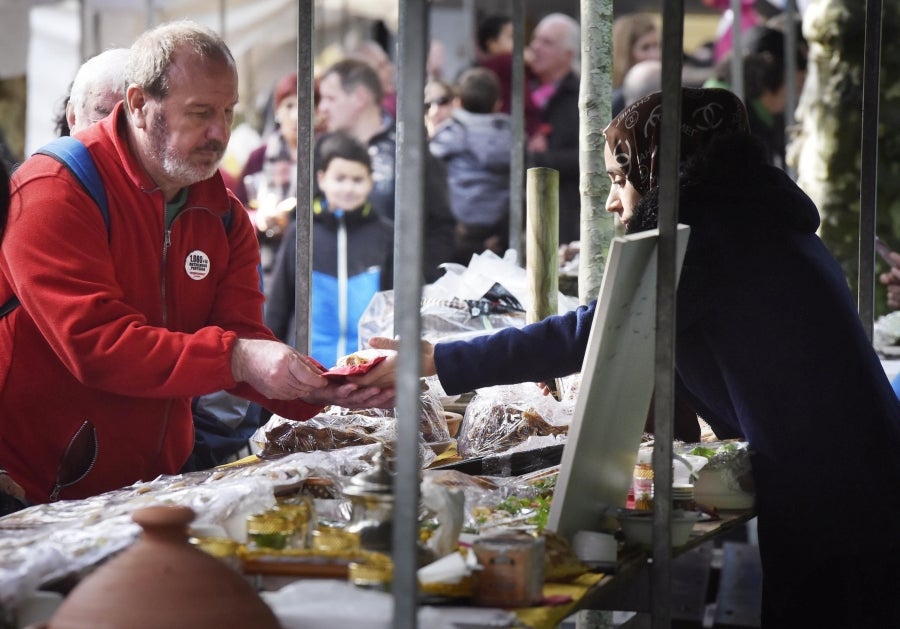 Ormaiztegi ha celebrado la Feria agrícola, con concursos incluído. Los vecinos de la localidad han podido disfrutar del concurso de morcilla, y de los componentes de la morcilla, así como de platos elaborados a base de morcilla.