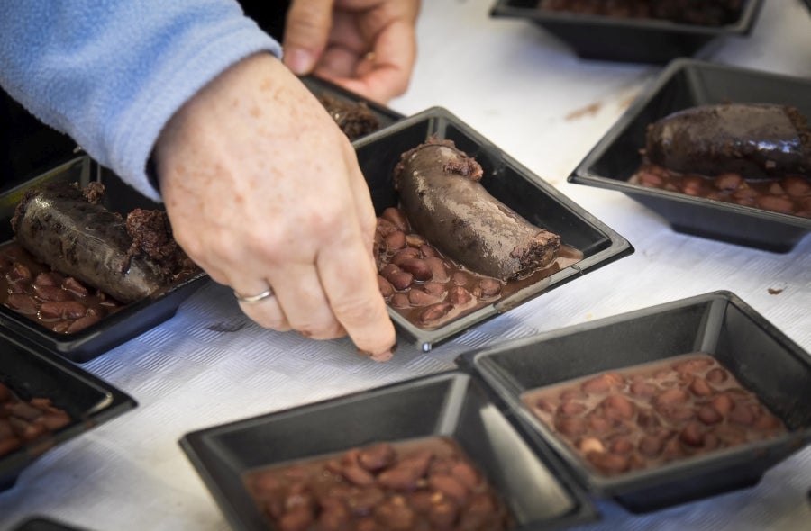 Ormaiztegi ha celebrado la Feria agrícola, con concursos incluído. Los vecinos de la localidad han podido disfrutar del concurso de morcilla, y de los componentes de la morcilla, así como de platos elaborados a base de morcilla.