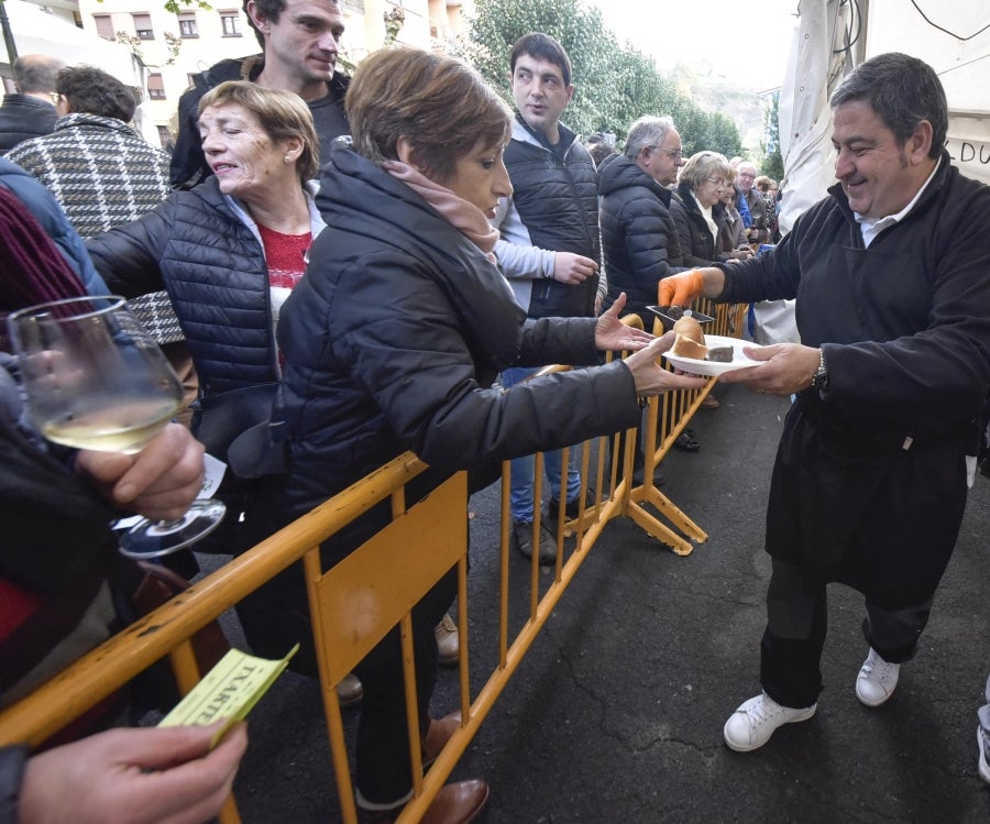 Ormaiztegi ha celebrado la Feria agrícola, con concursos incluído. Los vecinos de la localidad han podido disfrutar del concurso de morcilla, y de los componentes de la morcilla, así como de platos elaborados a base de morcilla.