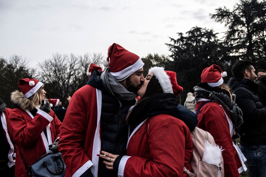 Decenas de personas se visten de Santa Claus para participar en la novena edición del rally Santa Claus 'Papa Noel'.