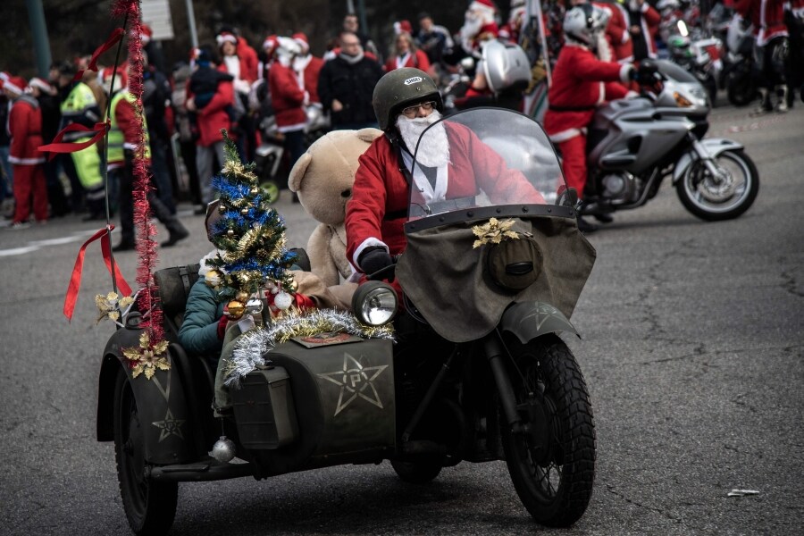 Decenas de personas se visten de Santa Claus para participar en la novena edición del rally Santa Claus 'Papa Noel'.