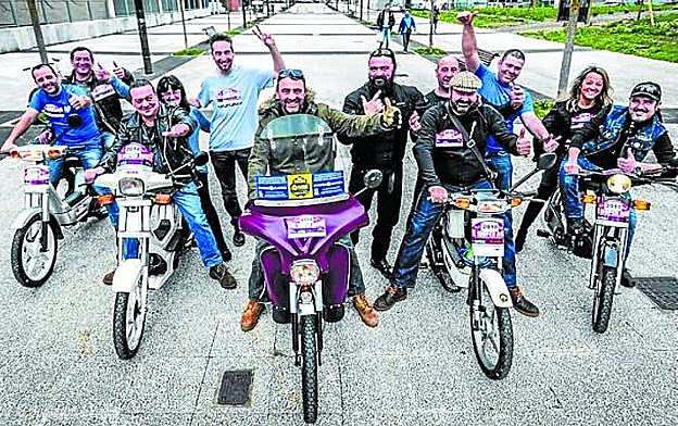 Participantes en la primera The Moped Route, antes del arranque desde Vitoria. 