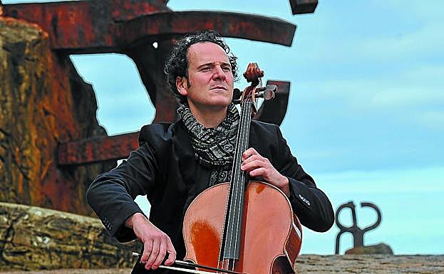 Damián Martínez, con su violoncello, en el Peine del Viento.